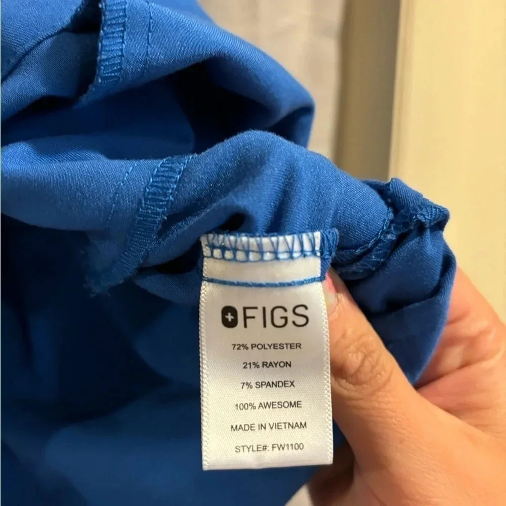Figs Blue Scrubs v neck top size medium - Picture 3 of 6